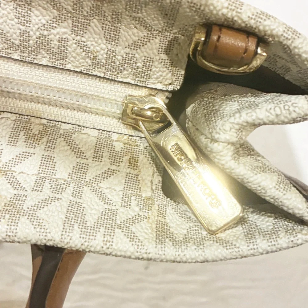 Michael Kors MK Small Vanilla Messenger Handbag Bag Purse‎ Shopper Lady